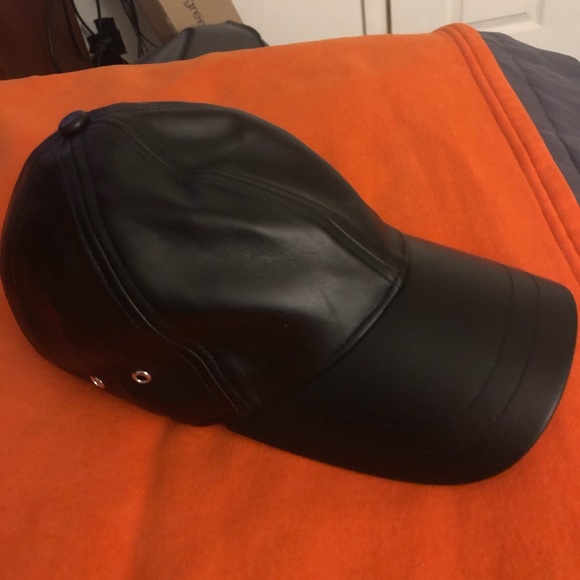 100% leather hat. New with receipt - Picture 2 of 2